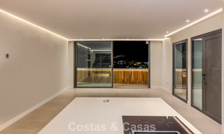 Ático reformado con vistas a la montaña y al mar en venta en un complejo residencial cerrado en Nueva Andalucía, Marbella 789756 