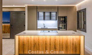 Ático reformado con vistas a la montaña y al mar en venta en un complejo residencial cerrado en Nueva Andalucía, Marbella 789757 