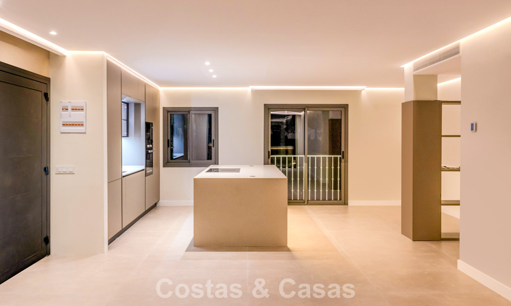 Ático reformado con vistas a la montaña y al mar en venta en un complejo residencial cerrado en Nueva Andalucía, Marbella 789758