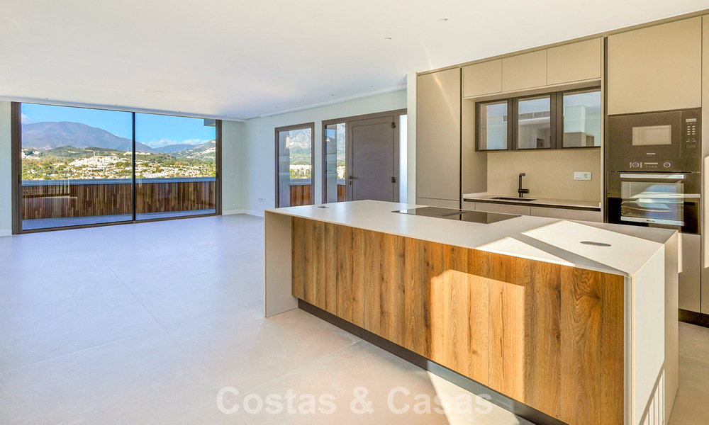 Ático reformado con vistas a la montaña y al mar en venta en un complejo residencial cerrado en Nueva Andalucía, Marbella 789759