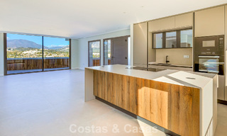 Ático reformado con vistas a la montaña y al mar en venta en un complejo residencial cerrado en Nueva Andalucía, Marbella 789759 