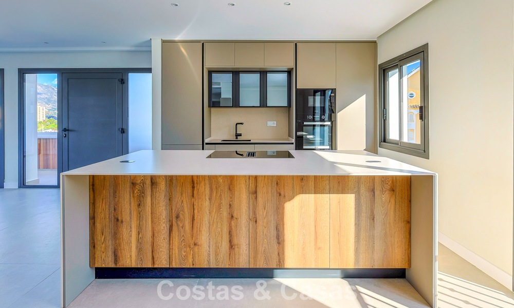 Ático reformado con vistas a la montaña y al mar en venta en un complejo residencial cerrado en Nueva Andalucía, Marbella 789760