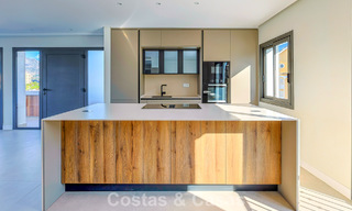 Ático reformado con vistas a la montaña y al mar en venta en un complejo residencial cerrado en Nueva Andalucía, Marbella 789760 