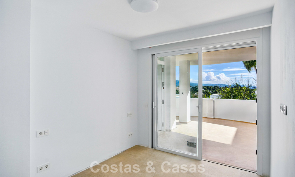 Apartamento de lujo en venta en una urbanización segura en Nueva Andalucía, Marbella 789763