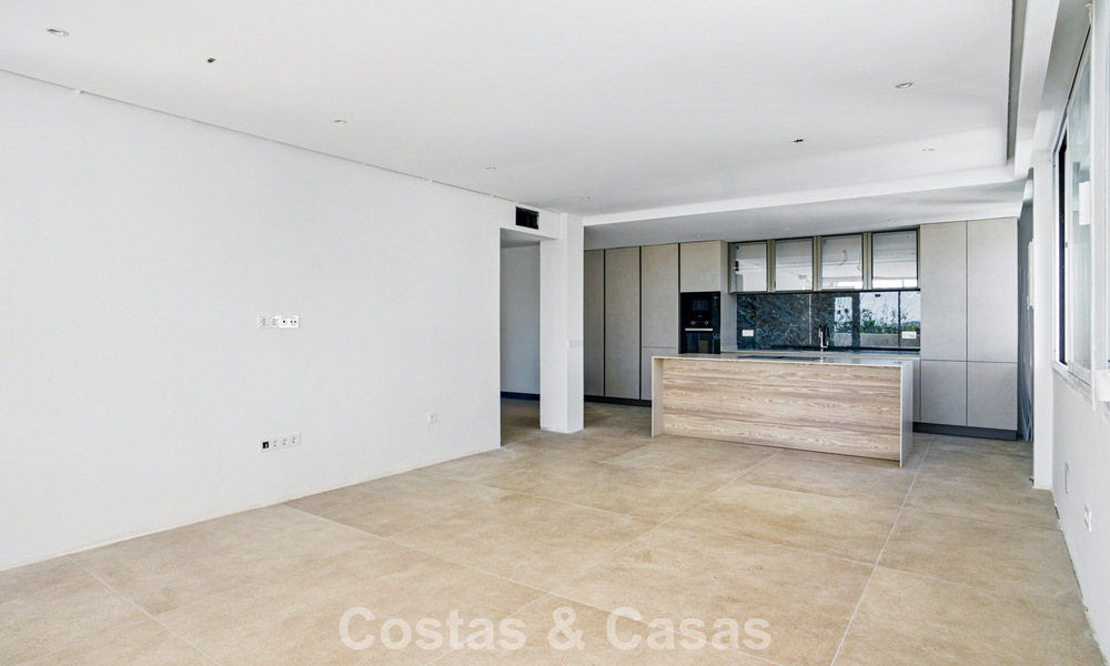 Apartamento de lujo en venta en una urbanización segura en Nueva Andalucía, Marbella 789764