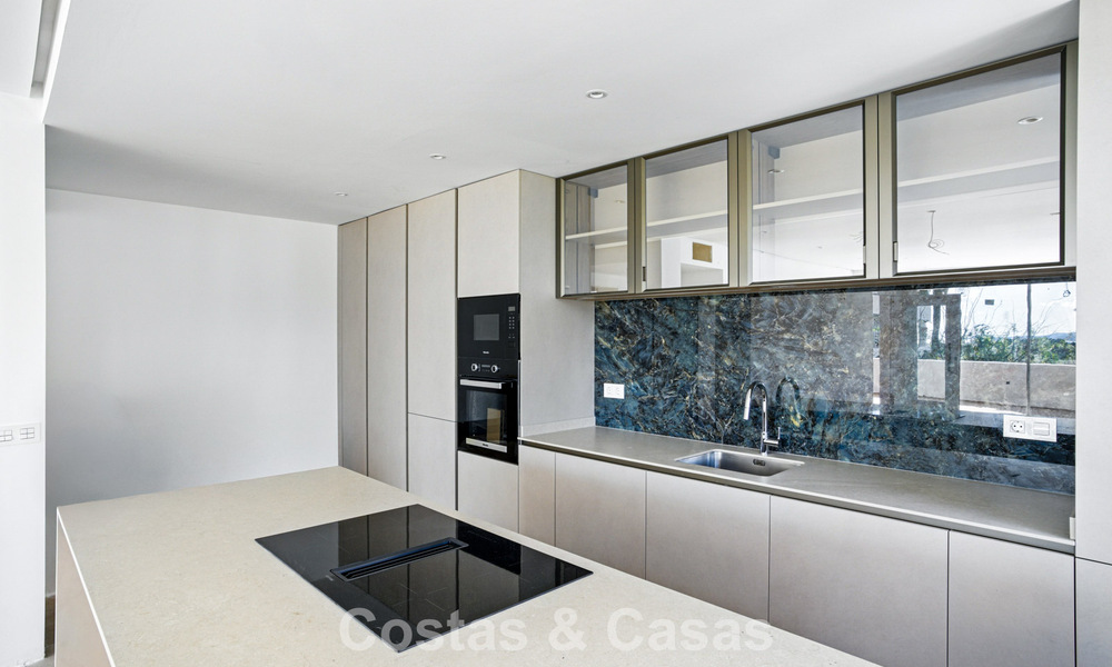 Apartamento de lujo en venta en una urbanización segura en Nueva Andalucía, Marbella 789765