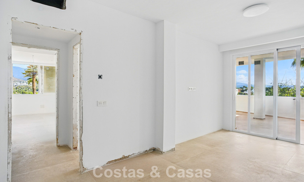 Apartamento de lujo en venta en una urbanización segura en Nueva Andalucía, Marbella 789768