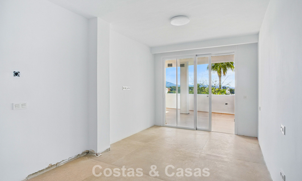 Apartamento de lujo en venta en una urbanización segura en Nueva Andalucía, Marbella 789769