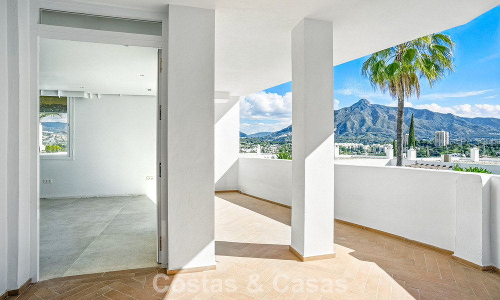 Apartamento de lujo en venta en una urbanización segura en Nueva Andalucía, Marbella 789770