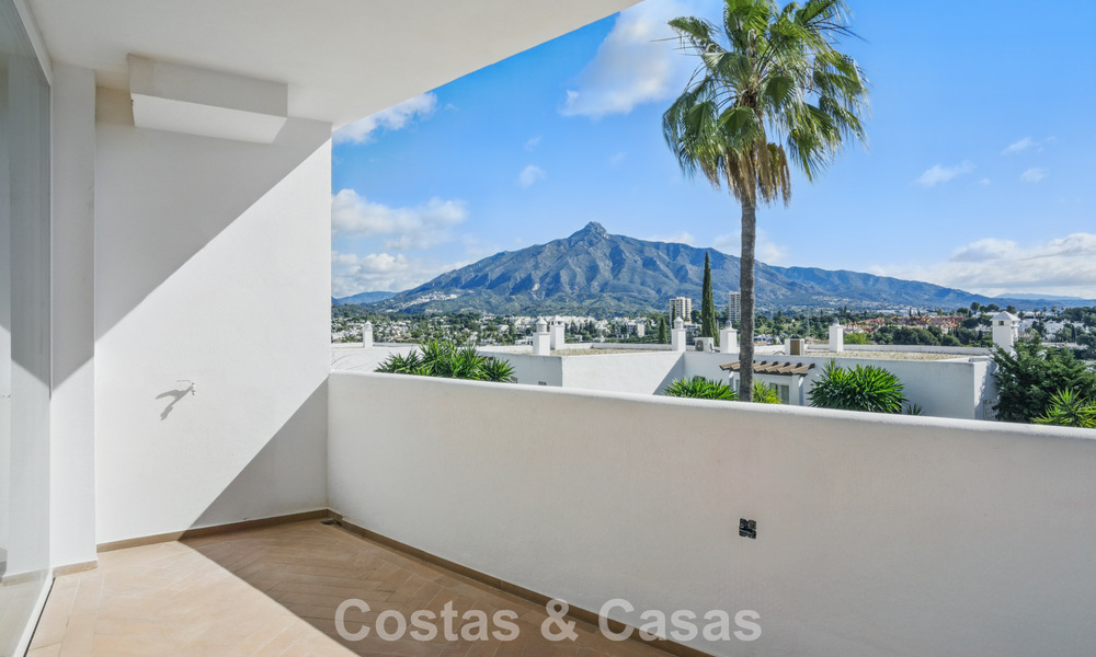 Apartamento de lujo en venta en una urbanización segura en Nueva Andalucía, Marbella 789771