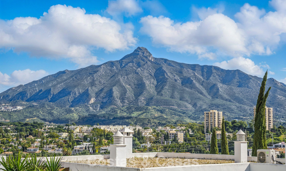 Apartamento de lujo en venta en una urbanización segura en Nueva Andalucía, Marbella 789774