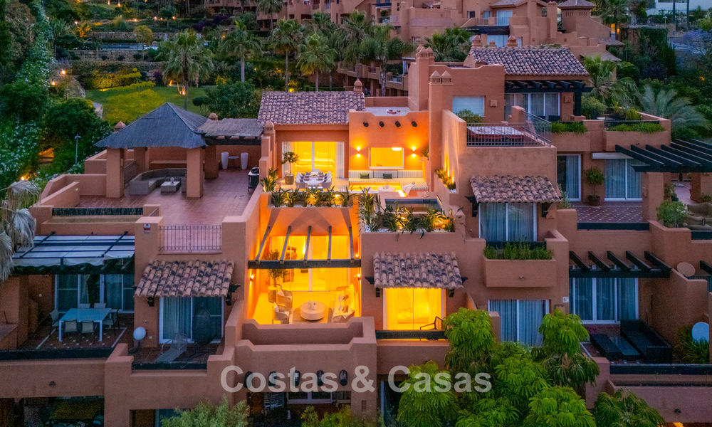 Ático dúplex de estilo andaluz con interior contemporáneo en venta en Nueva Andalucía, Marbella 789801