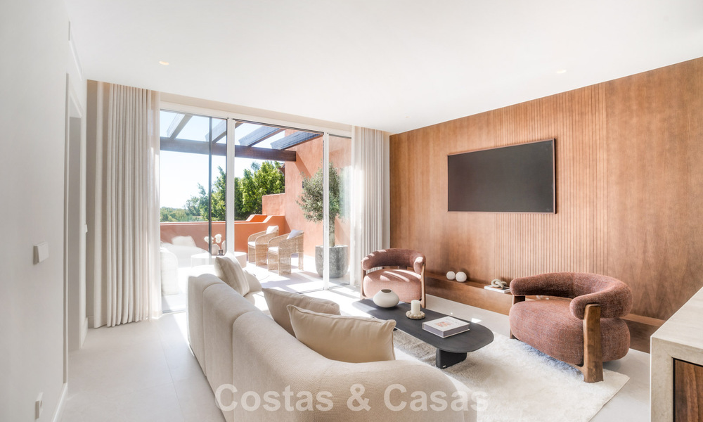Ático dúplex de estilo andaluz con interior contemporáneo en venta en Nueva Andalucía, Marbella 789807