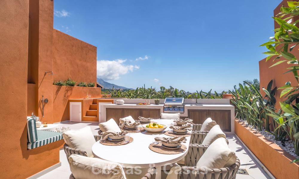 Ático dúplex de estilo andaluz con interior contemporáneo en venta en Nueva Andalucía, Marbella 789822