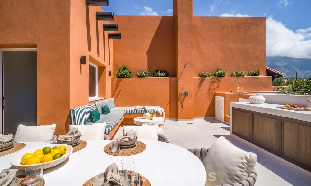 Ático dúplex de estilo andaluz con interior contemporáneo en venta en Nueva Andalucía, Marbella 789823