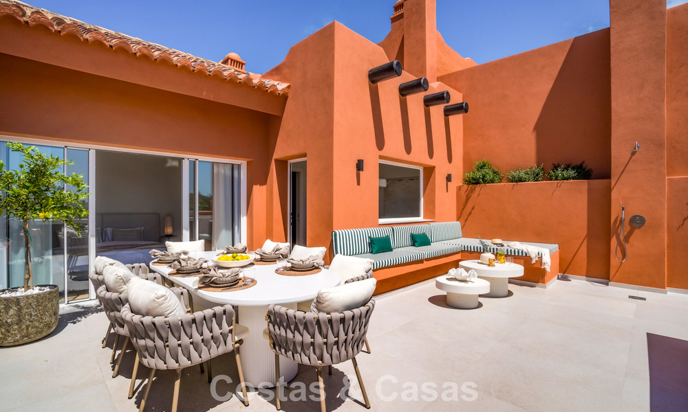 Ático dúplex de estilo andaluz con interior contemporáneo en venta en Nueva Andalucía, Marbella 789824