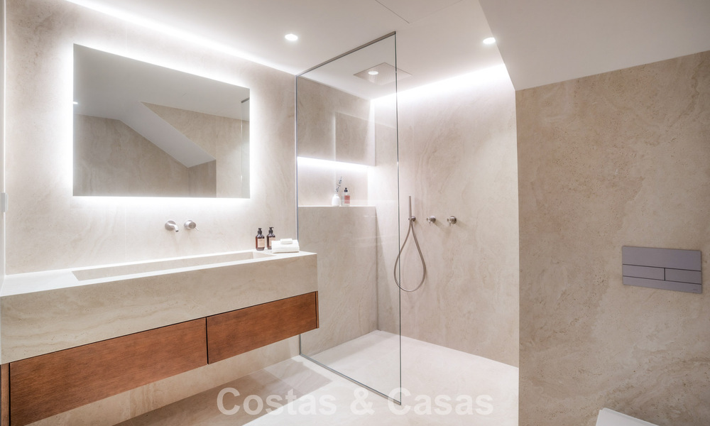 Ático dúplex de estilo andaluz con interior contemporáneo en venta en Nueva Andalucía, Marbella 789838