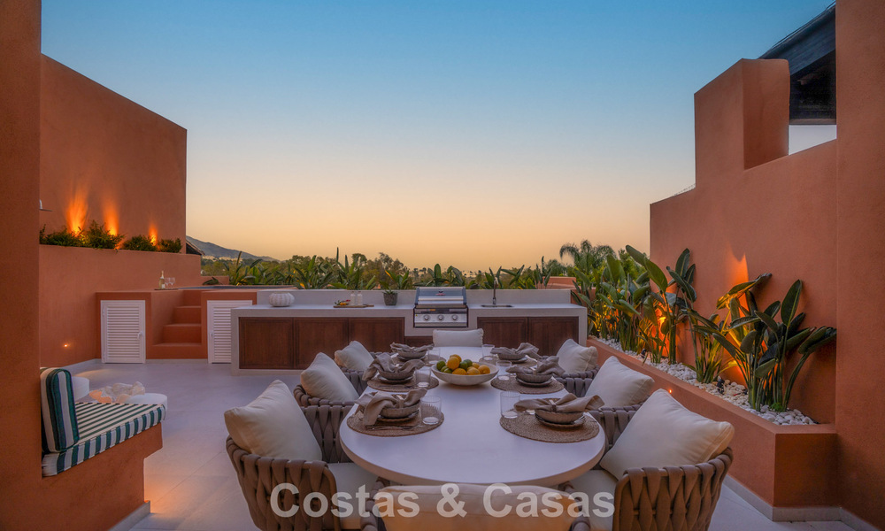 Ático dúplex de estilo andaluz con interior contemporáneo en venta en Nueva Andalucía, Marbella 789842
