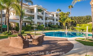 Apartamento en venta en un exclusivo complejo residencial cerrado en Sierra Blanca, Milla de Oro, Marbella 789845 