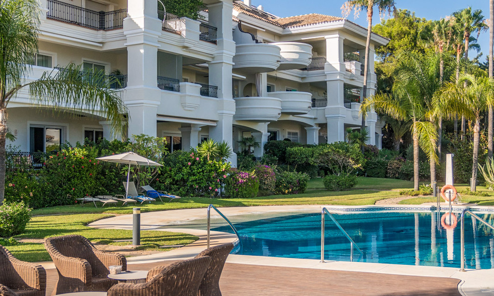Apartamento en venta en un exclusivo complejo residencial cerrado en Sierra Blanca, Milla de Oro, Marbella 789846