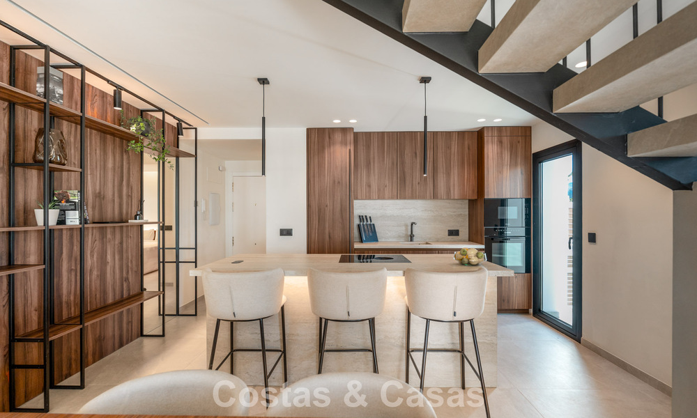 Ático dúplex reformado con vistas al mar en venta a poca distancia de Puerto Banús, Marbella 789140