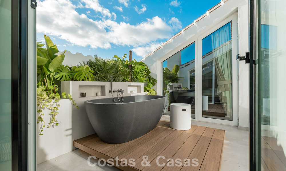 Ático dúplex reformado con vistas al mar en venta a poca distancia de Puerto Banús, Marbella 789147