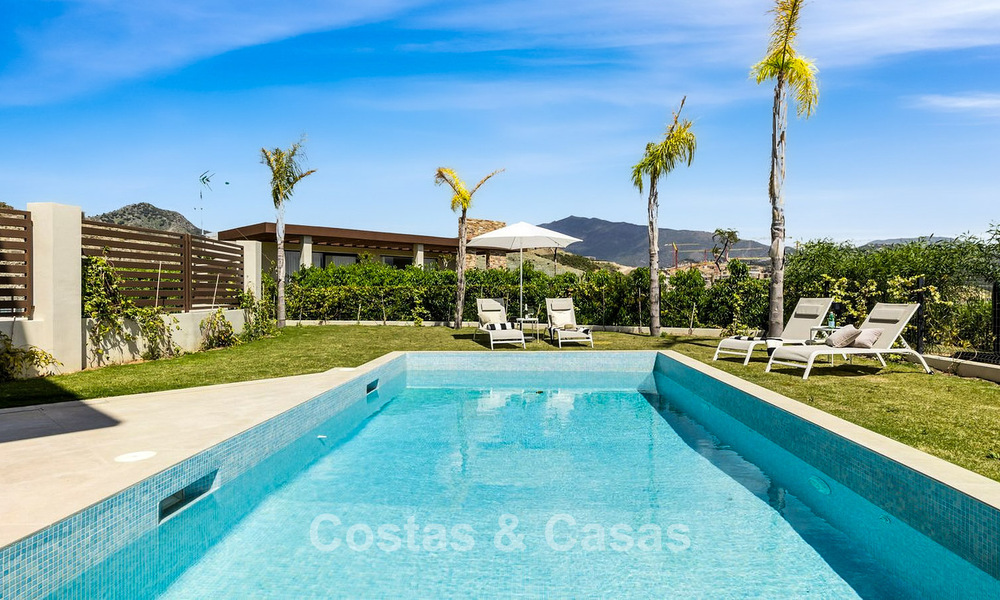 Villa de lujo lista para entrar a vivir, con arquitectura moderna y vistas panorámicas al mar, en venta en Marbella - Benahavís 788927