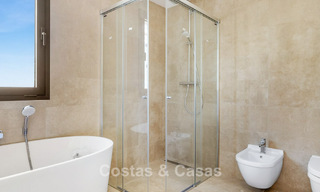 Villa de lujo lista para entrar a vivir, con arquitectura moderna y vistas panorámicas al mar, en venta en Marbella - Benahavís 788928 