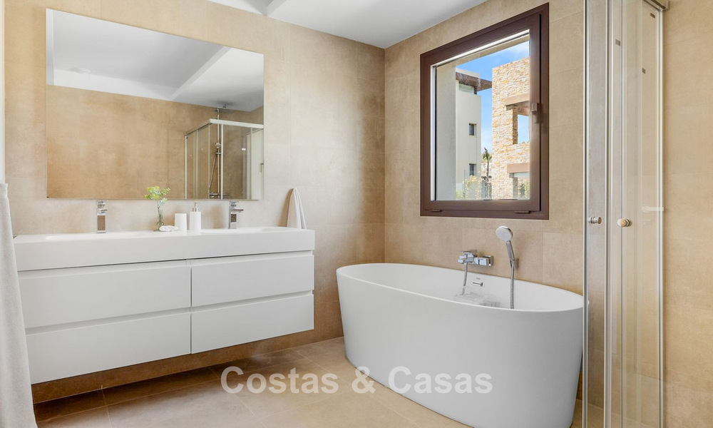 Villa de lujo lista para entrar a vivir, con arquitectura moderna y vistas panorámicas al mar, en venta en Marbella - Benahavís 788937