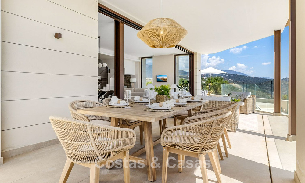 Villa de lujo lista para entrar a vivir, con arquitectura moderna y vistas panorámicas al mar, en venta en Marbella - Benahavís 788940