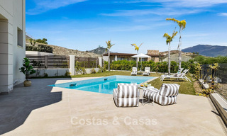 Villa de lujo lista para entrar a vivir, con arquitectura moderna y vistas panorámicas al mar, en venta en Marbella - Benahavís 788942 