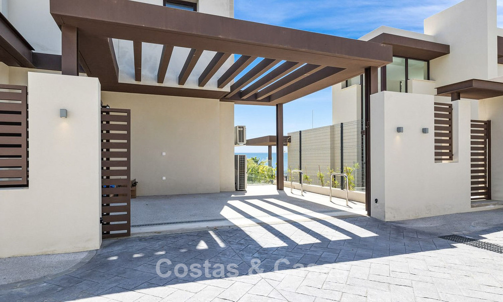 Villa de lujo lista para entrar a vivir, con arquitectura moderna y vistas panorámicas al mar, en venta en Marbella - Benahavís 788943