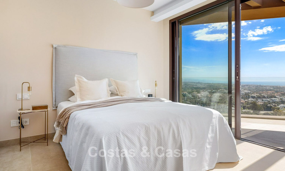 Villa de lujo lista para entrar a vivir, con arquitectura moderna y vistas panorámicas al mar, en venta en Marbella - Benahavís 788946