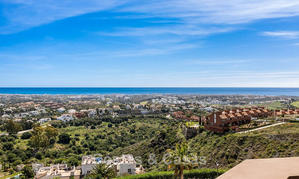 Villa de lujo lista para entrar a vivir, con arquitectura moderna y vistas panorámicas al mar, en venta en Marbella - Benahavís 788949