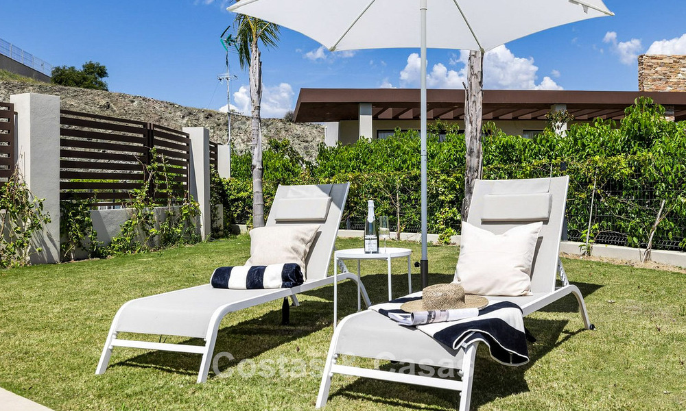 Villa de lujo lista para entrar a vivir, con arquitectura moderna y vistas panorámicas al mar, en venta en Marbella - Benahavís 788951