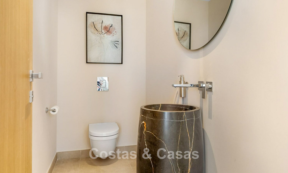 Villa de lujo lista para entrar a vivir, con arquitectura moderna y vistas panorámicas al mar, en venta en Marbella - Benahavís 788954