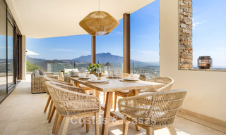 Villa de lujo lista para entrar a vivir, con arquitectura moderna y vistas panorámicas al mar, en venta en Marbella - Benahavís 788956 