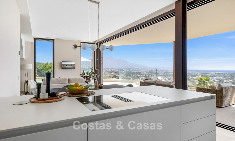 Villa de lujo lista para entrar a vivir, con arquitectura moderna y vistas panorámicas al mar, en venta en Marbella - Benahavís 788959