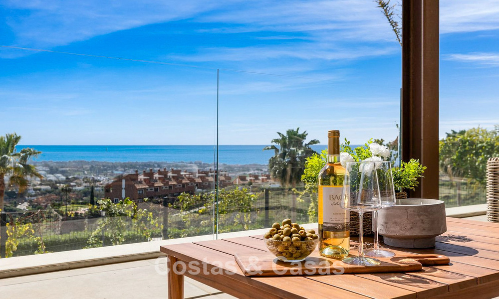 Villa de lujo lista para entrar a vivir, con arquitectura moderna y vistas panorámicas al mar, en venta en Marbella - Benahavís 788961