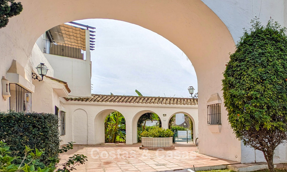 Apartamento de lujo reformado en venta a dos pasos de la playa y del centro de Puerto Banús, Marbella 789021