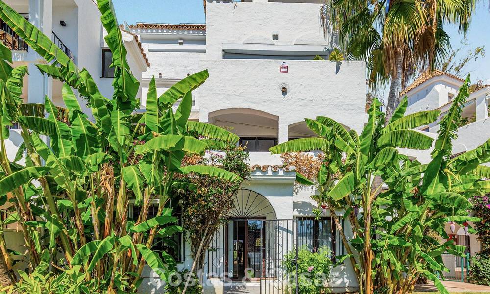 Apartamento de lujo reformado en venta a dos pasos de la playa y del centro de Puerto Banús, Marbella 789024