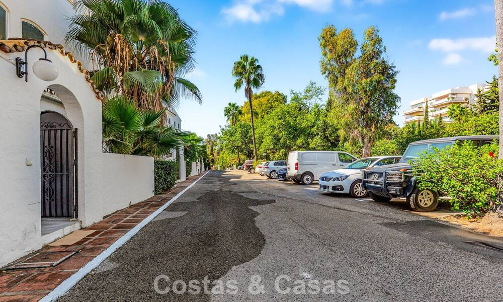 Apartamento de lujo reformado en venta a dos pasos de la playa y del centro de Puerto Banús, Marbella 789025