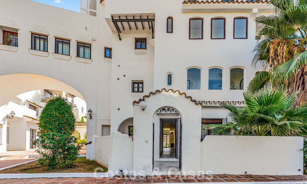 Apartamento de lujo reformado en venta a dos pasos de la playa y del centro de Puerto Banús, Marbella 789026