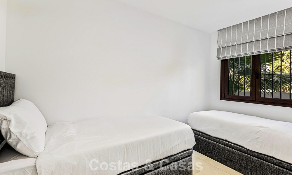 Apartamento de lujo reformado en venta a dos pasos de la playa y del centro de Puerto Banús, Marbella 789027