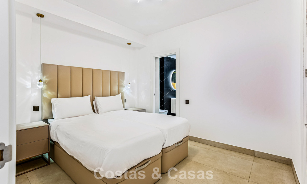 Apartamento de lujo reformado en venta a dos pasos de la playa y del centro de Puerto Banús, Marbella 789028