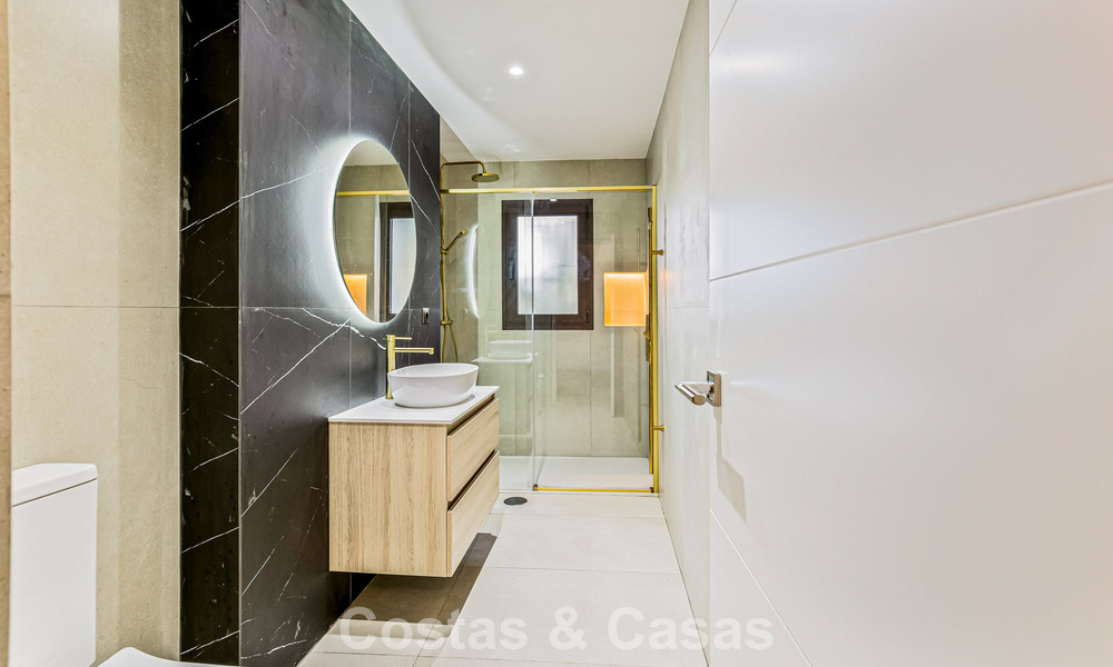 Apartamento de lujo reformado en venta a dos pasos de la playa y del centro de Puerto Banús, Marbella 789030