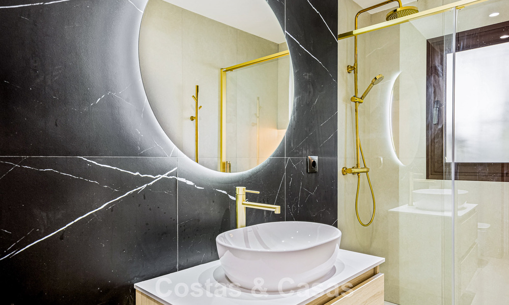 Apartamento de lujo reformado en venta a dos pasos de la playa y del centro de Puerto Banús, Marbella 789031