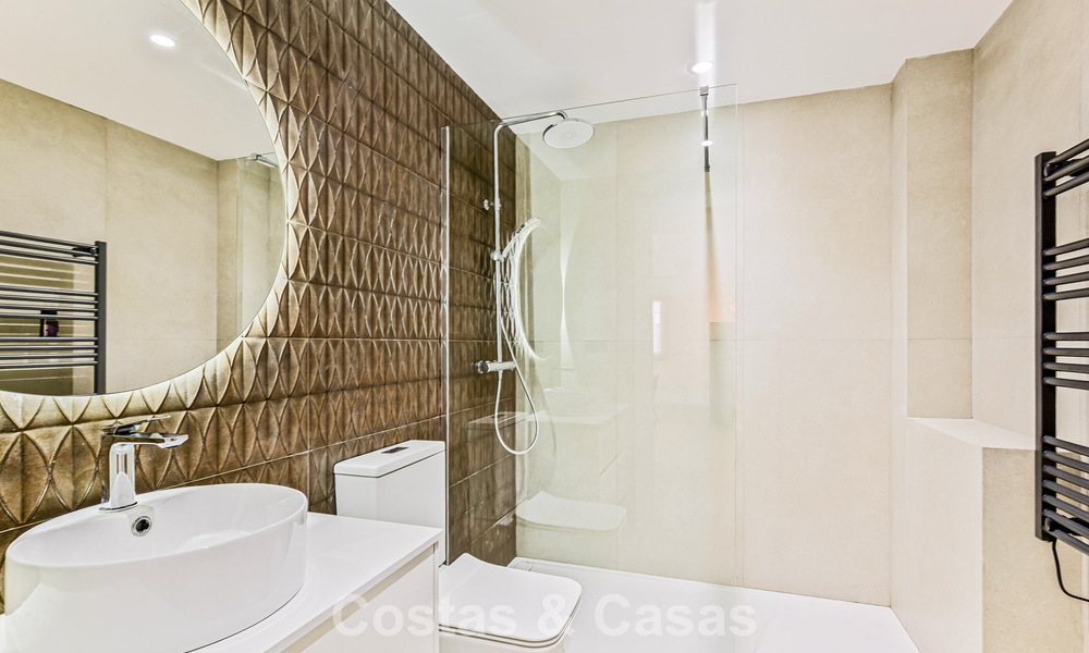 Apartamento de lujo reformado en venta a dos pasos de la playa y del centro de Puerto Banús, Marbella 789032