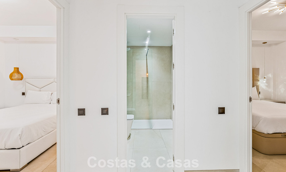 Apartamento de lujo reformado en venta a dos pasos de la playa y del centro de Puerto Banús, Marbella 789033