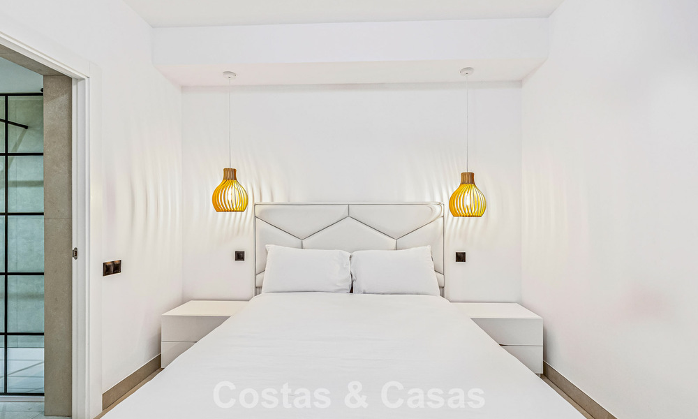 Apartamento de lujo reformado en venta a dos pasos de la playa y del centro de Puerto Banús, Marbella 789035